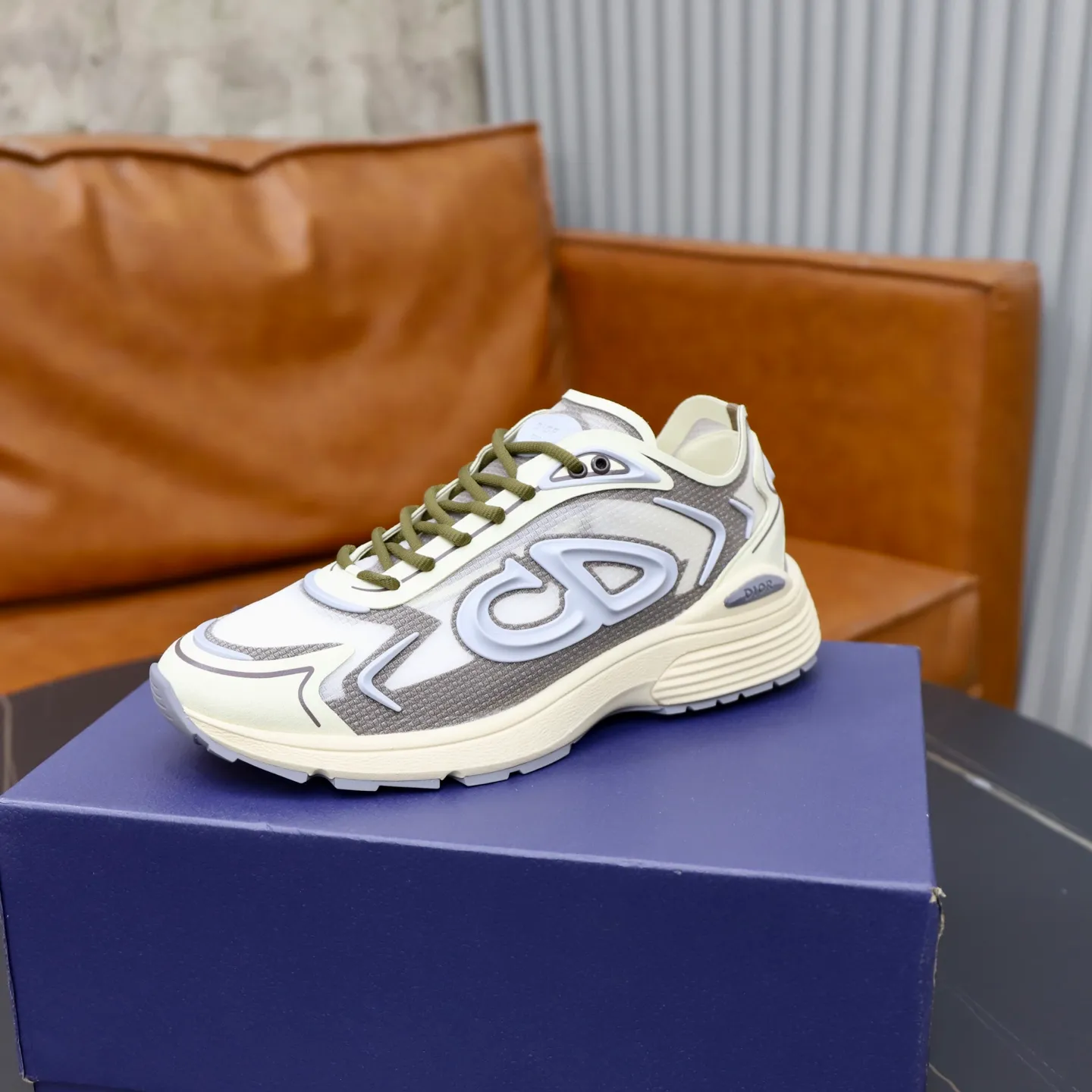 Ex-factory price: 560💰DIOR#B30 COUNTDOWN TECH shoes 1. Inspired by lighter running shoes this season 2. Made of multi-layer transparent nylon upper, futuristic 3. CD30 rubber logo on the tongue/heel to highlight the brand style 4. Equipped with ultra-light foam midsole for the ultimate comfortable wearing experience 5. The entire series uses WELDED (seamless bonding) technology to ensure durability and lightness 6. Full size dopamine color matching, 39-45 (38, 46 customized)
